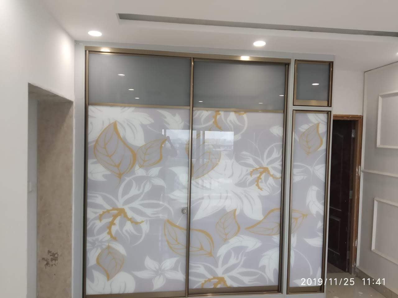 luxury-wardrobes-in-lacquer-glass-in-noida-greater-noida-largest-gallery-collection-of-designs-in-noida-india